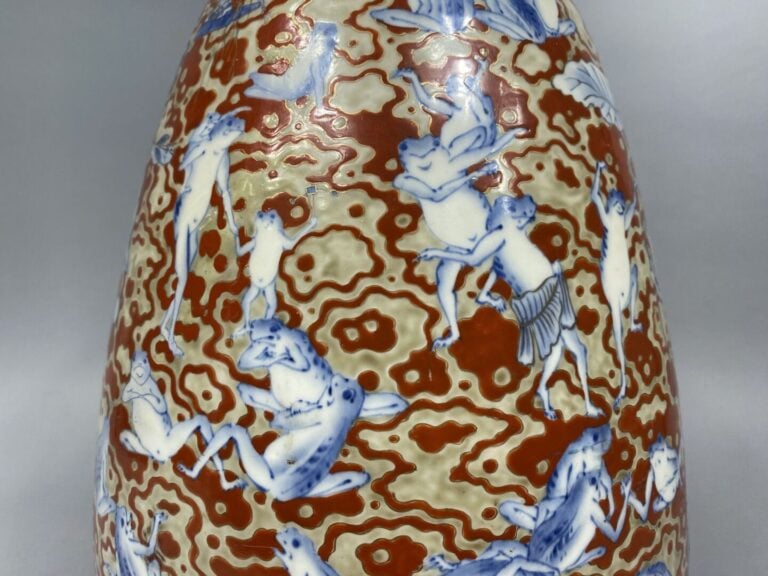 Japon, Arita - Important vase en porcelaine émaillée polychrome représentant de…