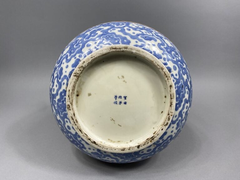 Japon, Arita - Important vase en porcelaine émaillée polychrome représentant de…