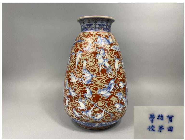 Japon, Arita - Important vase en porcelaine émaillée polychrome représentant de…