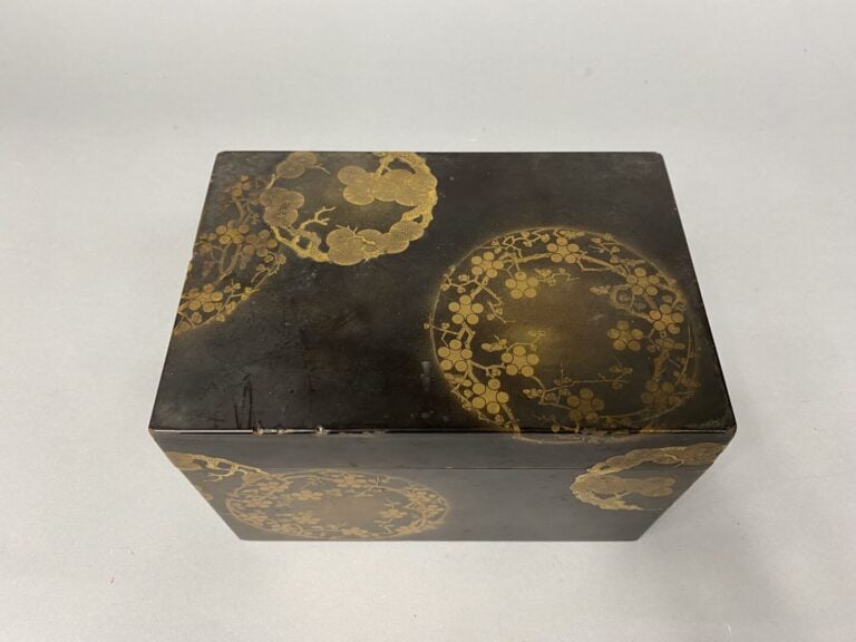 Japon - Boite à accessoires (Tebako) de forme rectangulaire en bois laqué à déc…