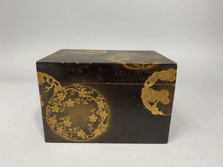 Japon - Boite à accessoires (Tebako) de forme rectangulaire en bois laqué à déc…