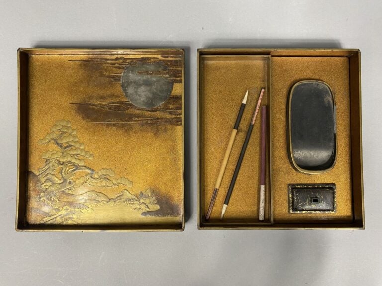 Japon - Ecritoire, Suzuri Bako, de forme rectangulaire, en bois laqué noir et o…