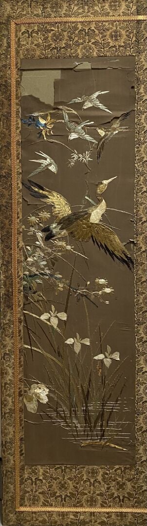 Japon - Ensemble de deux broderies sur soie à décor d'oiseaux et branchages fle…