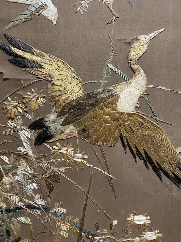 Japon - Ensemble de deux broderies sur soie à décor d'oiseaux et branchages fle…