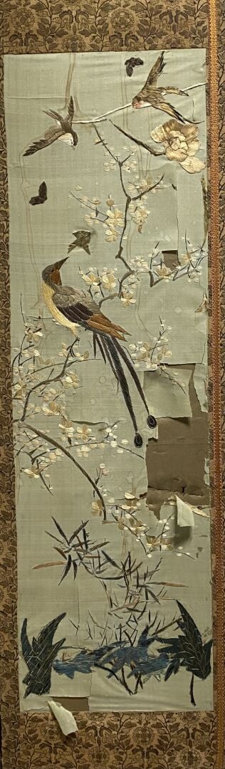 Japon - Ensemble de deux broderies sur soie à décor d'oiseaux et branchages fle…
