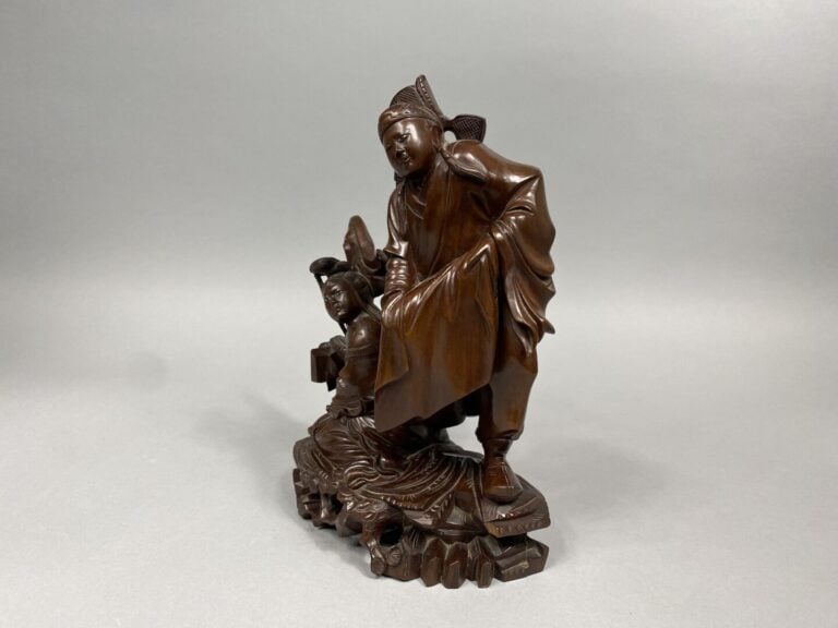 Japon - Groupe sculpté en bois représentant une femme à genoux et un homme - H…