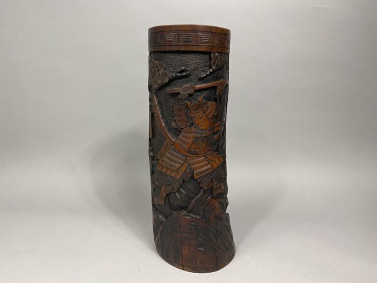 Japon - Important pot à pinceaux en bois sculpté à riche décor d'une scène de b…