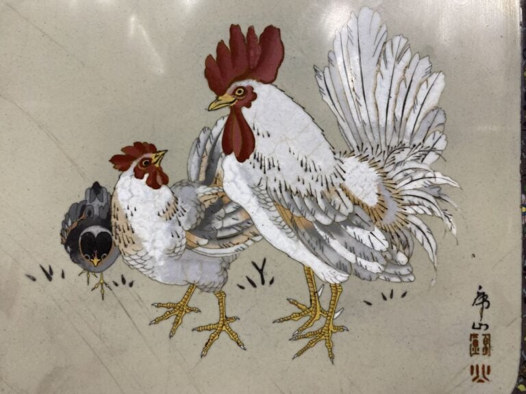 Japon, Kinzan - Plat de forme carrée en émaux cloisonnés à décor polychrome rep…