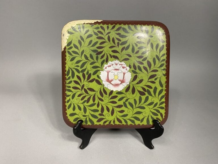 Japon, Kinzan - Plat de forme carrée en émaux cloisonnés à décor polychrome rep…