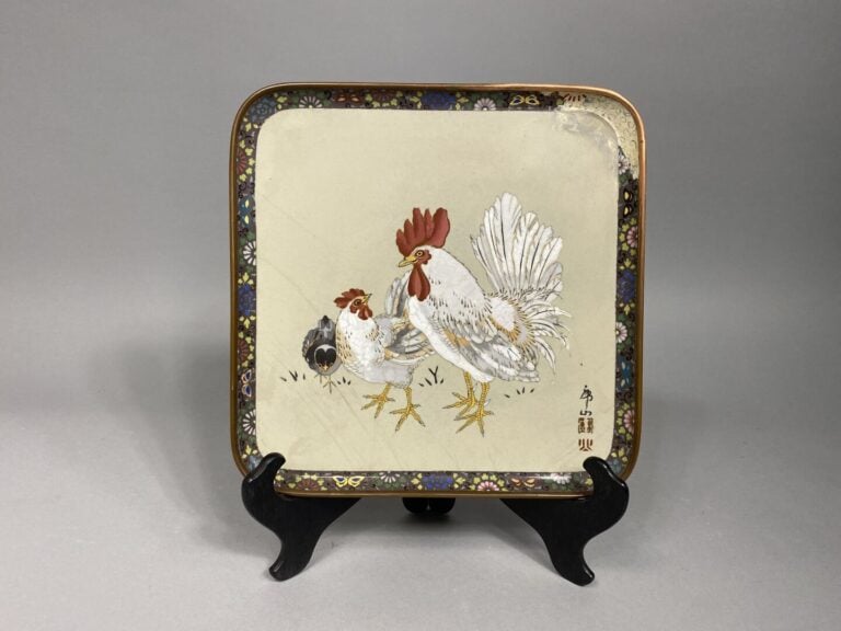 Japon, Kinzan - Plat de forme carrée en émaux cloisonnés à décor polychrome rep…