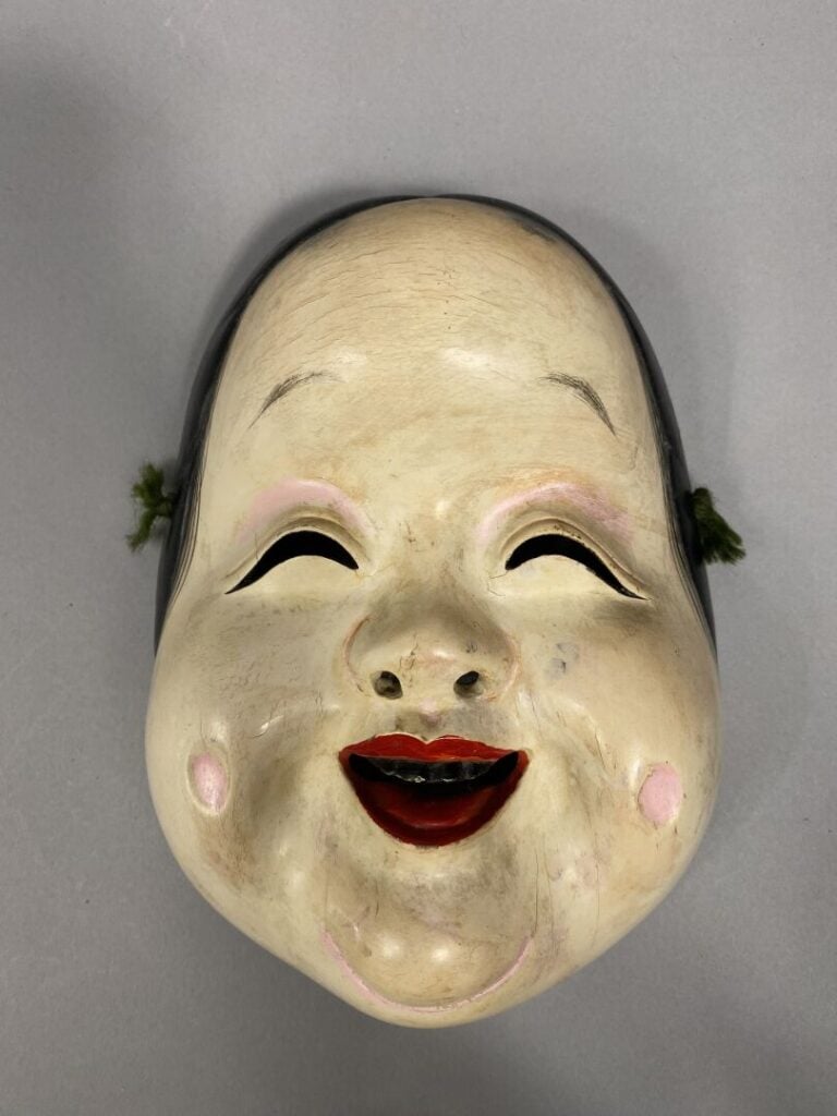 Japon - Masque du théâtre Kyogen en bois sculpté et laqué représentant OKAME, l…