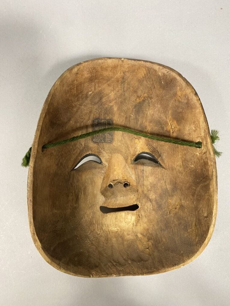 Japon - Masque du théâtre Kyogen en bois sculpté et laqué représentant OKAME, l…