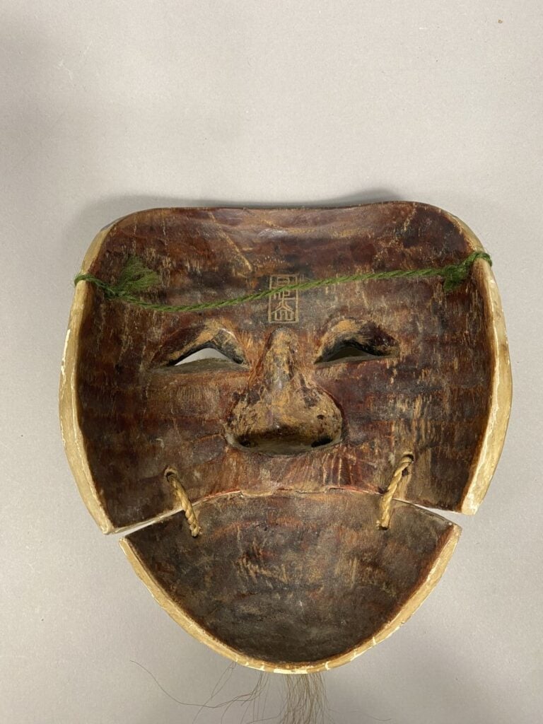 Japon - Masque du théâtre Nô en bois sculpté et laqué représentant Hakushiki-Jo…