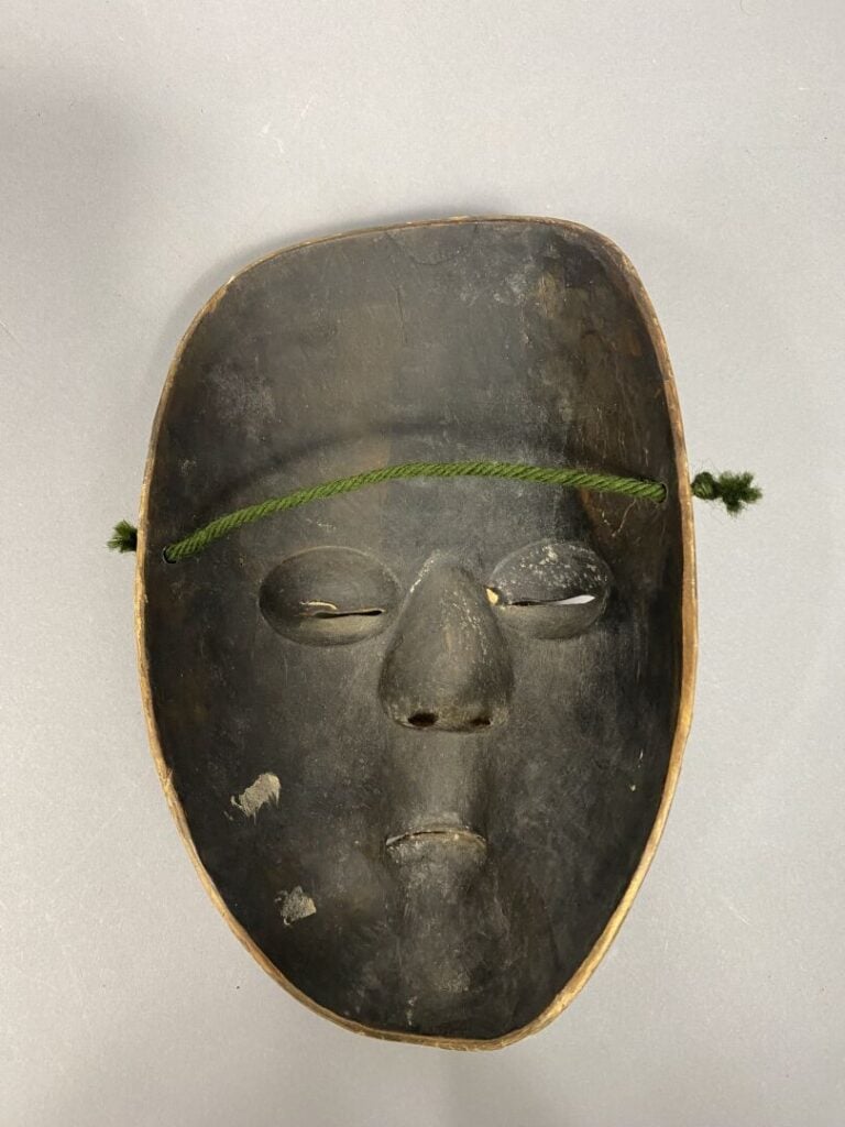 Japon - Masque du théâtre Nô en bois sculpté et laqué représentant UBA,vieille…