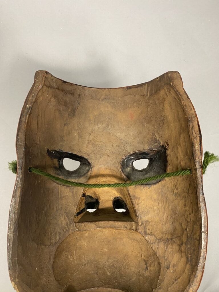 Japon - Masque du théâtre Nô en bois sculpté et laqué rougé et doré représentan…