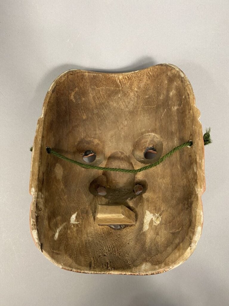 Japon - Masque du théâtre Nô ou Kyogen en bois sculpté et laqué, la carnation r…