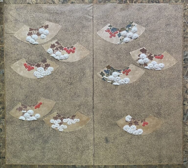 Japon, Meiji ? - Paire de paravents à deux feuilles à décor de Chrysanthème "KI…