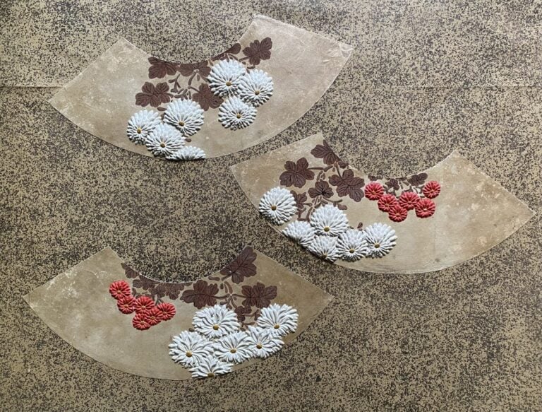 Japon, Meiji ? - Paire de paravents à deux feuilles à décor de Chrysanthème "KI…