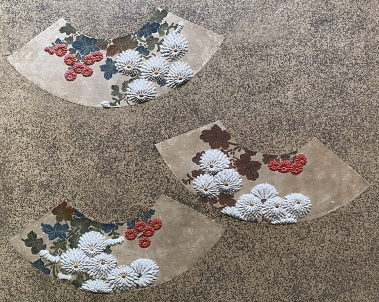 Japon, Meiji ? - Paire de paravents à deux feuilles à décor de Chrysanthème "KI…