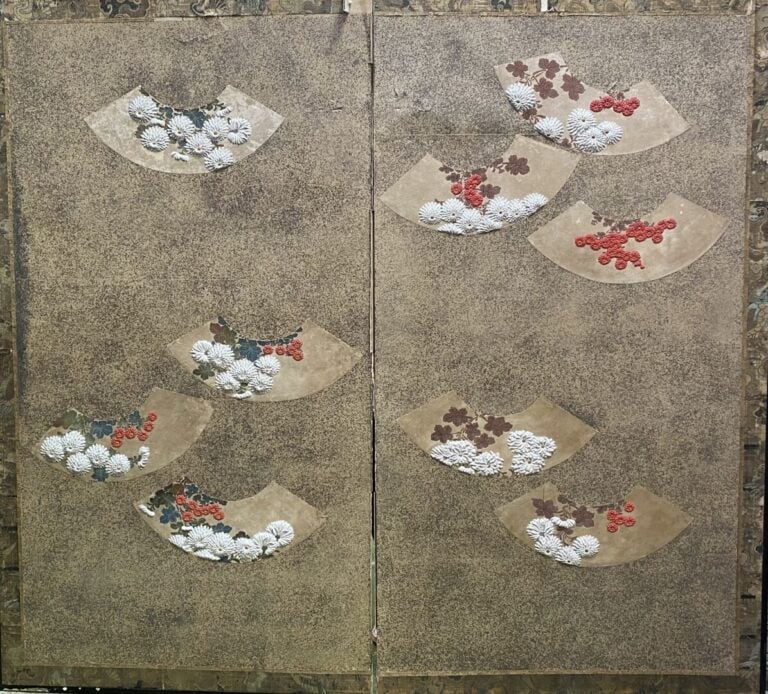 Japon, Meiji ? - Paire de paravents à deux feuilles à décor de Chrysanthème "KI…