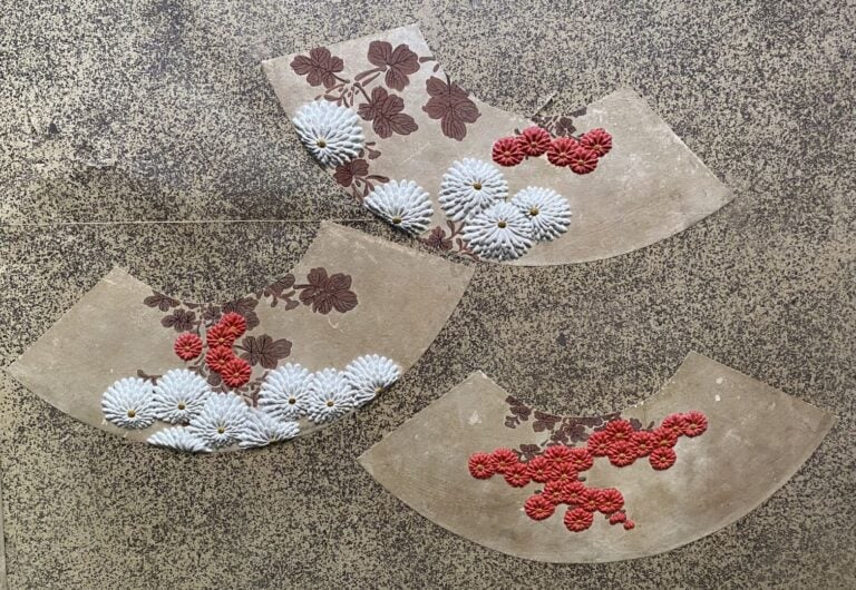 Japon, Meiji ? - Paire de paravents à deux feuilles à décor de Chrysanthème "KI…
