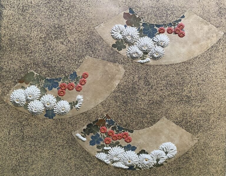 Japon, Meiji ? - Paire de paravents à deux feuilles à décor de Chrysanthème "KI…