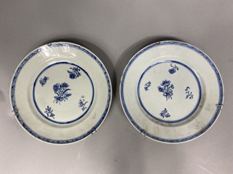 Japon - Paire d'assiette en céramique émaillée polychrome à décor de rinceaux f…
