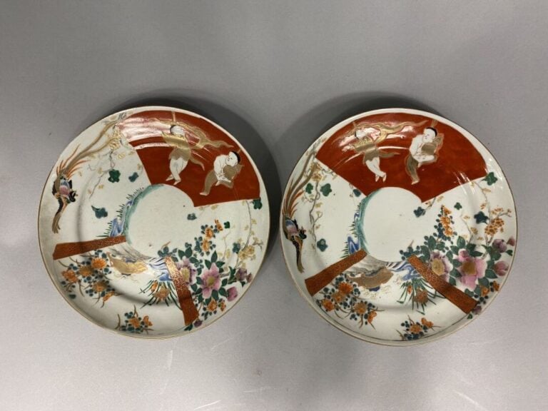 Japon - Paire d'assiette en céramique émaillée polychrome à décor de rinceaux f…