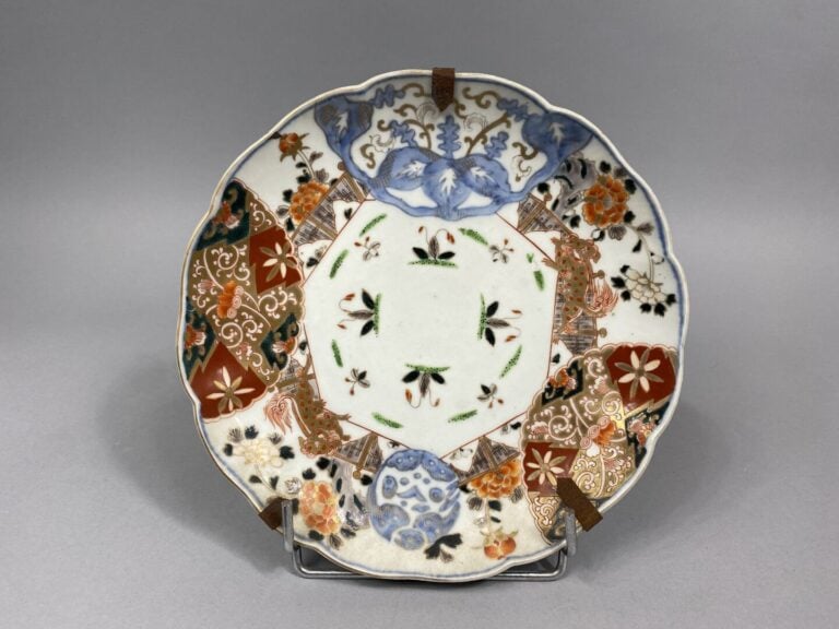 Japon - Paire d'assiettes en porcelaine émaillée à décor de lions bouddhiques,…