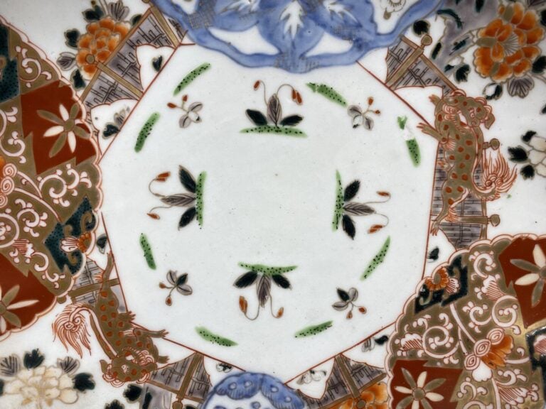 Japon - Paire d'assiettes en porcelaine émaillée à décor de lions bouddhiques,…