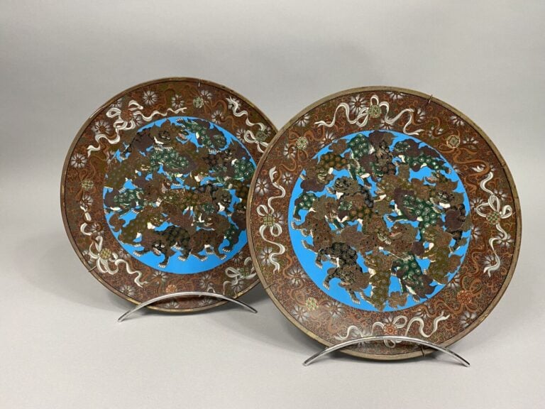 Japon - Paire de plats en émaux cloisonnés à décor de shishis (chien de Fô) sur…
