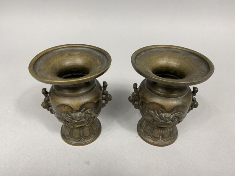 Japon - Paire de vases en bronze à décor en léger reliefs de canards et nénupha…