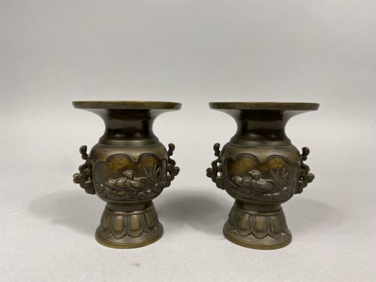 Japon - Paire de vases en bronze à décor en léger reliefs de canards et nénupha…