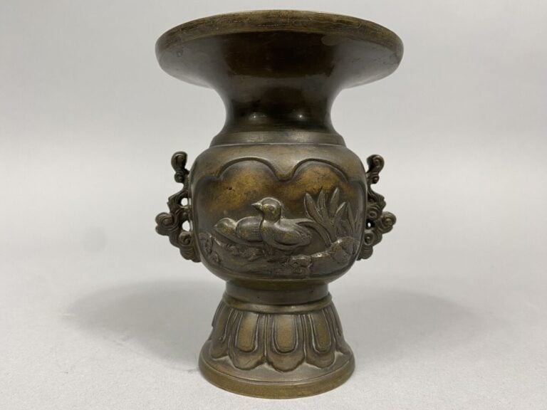 Japon - Paire de vases en bronze à décor en léger reliefs de canards et nénupha…