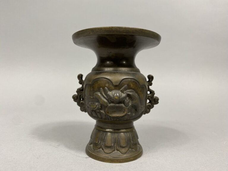 Japon - Paire de vases en bronze à décor en léger reliefs de canards et nénupha…
