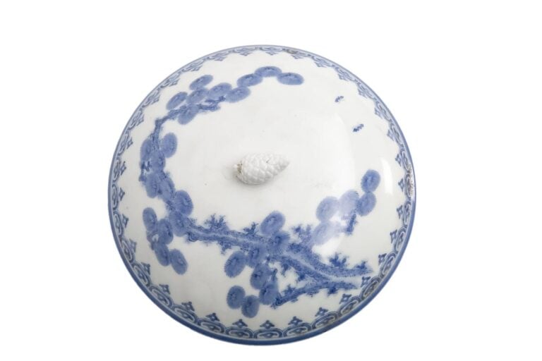 Japon, Période Meiji - Boite circulaire et large en porcelaine d'Hirado. - Circ…