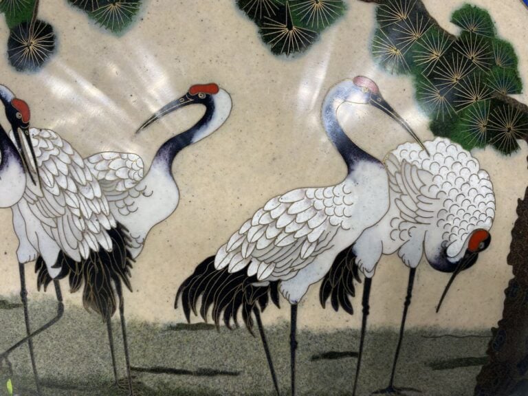 Japon - Plat en émaux cloisonnés polychromes à décor de grues sous un pin, roch…