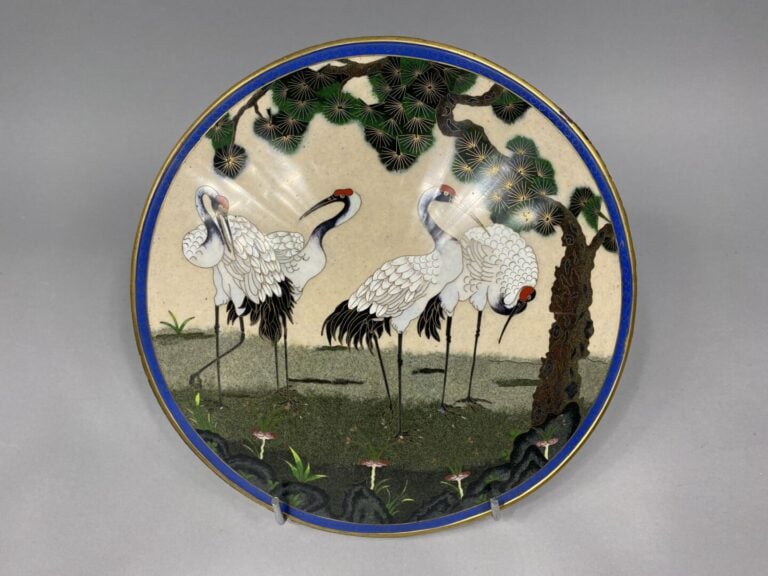 Japon - Plat en émaux cloisonnés polychromes à décor de grues sous un pin, roch…