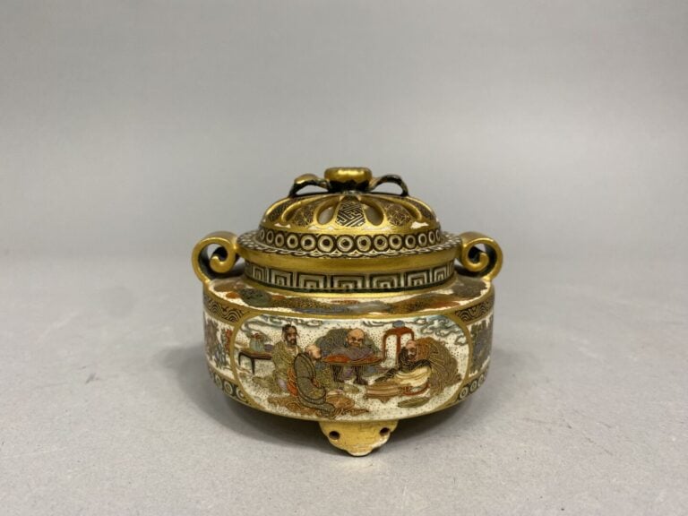 Japon, Satsuma - Petit brûle-parfum circulaire tripode en faïence de Satsuma à…