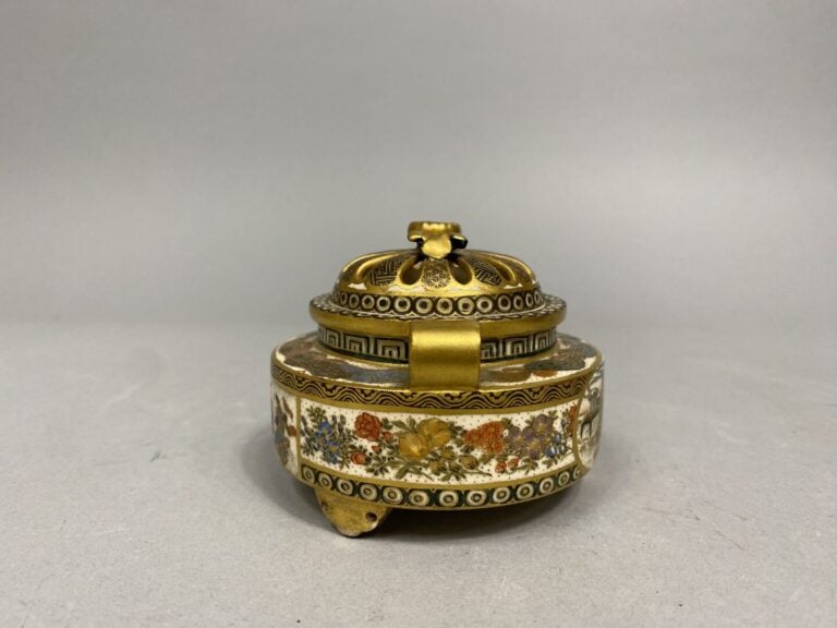 Japon, Satsuma - Petit brûle-parfum circulaire tripode en faïence de Satsuma à…