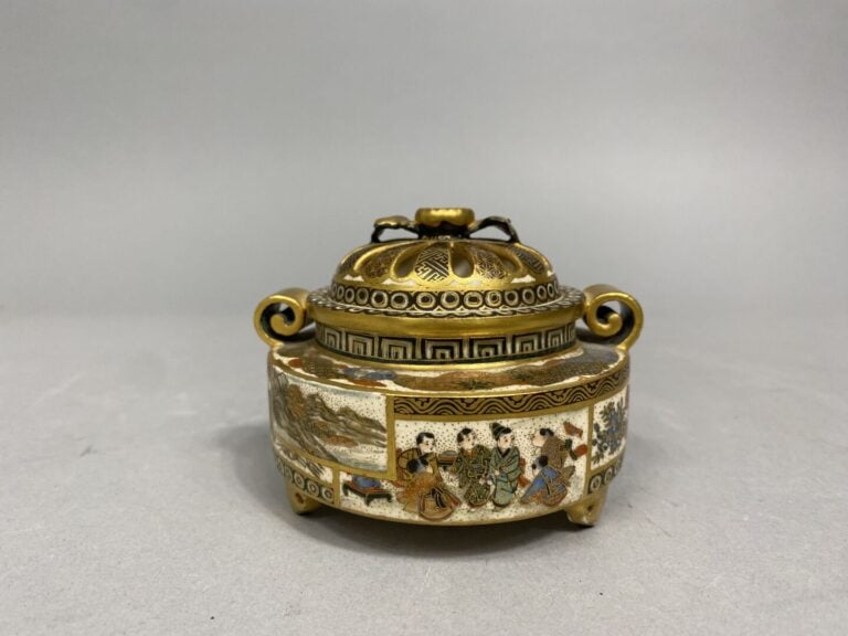 Japon, Satsuma - Petit brûle-parfum circulaire tripode en faïence de Satsuma à…