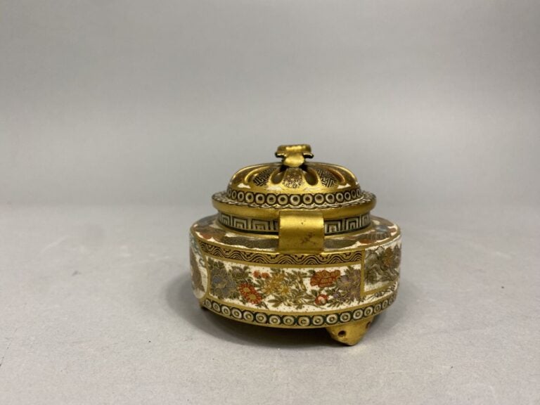 Japon, Satsuma - Petit brûle-parfum circulaire tripode en faïence de Satsuma à…