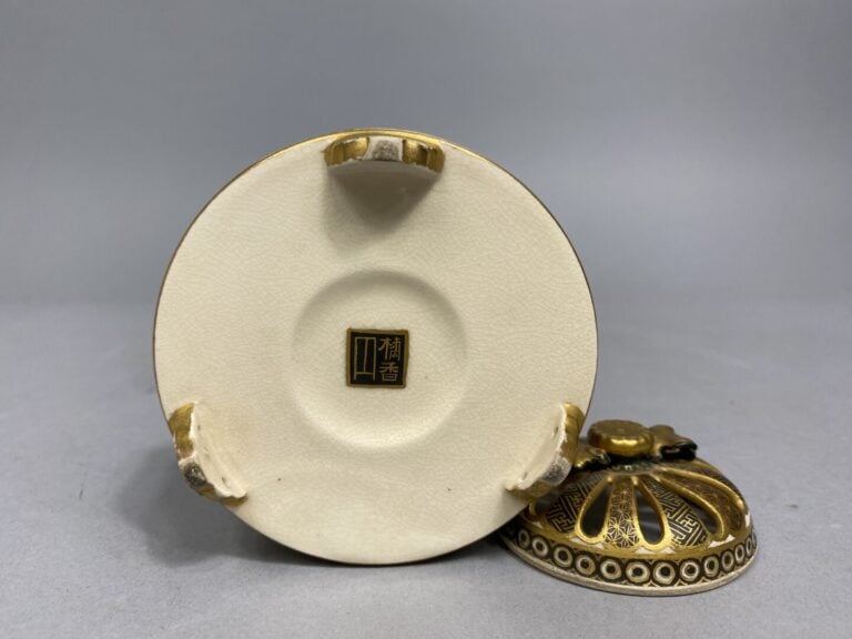 Japon, Satsuma - Petit brûle-parfum circulaire tripode en faïence de Satsuma à…