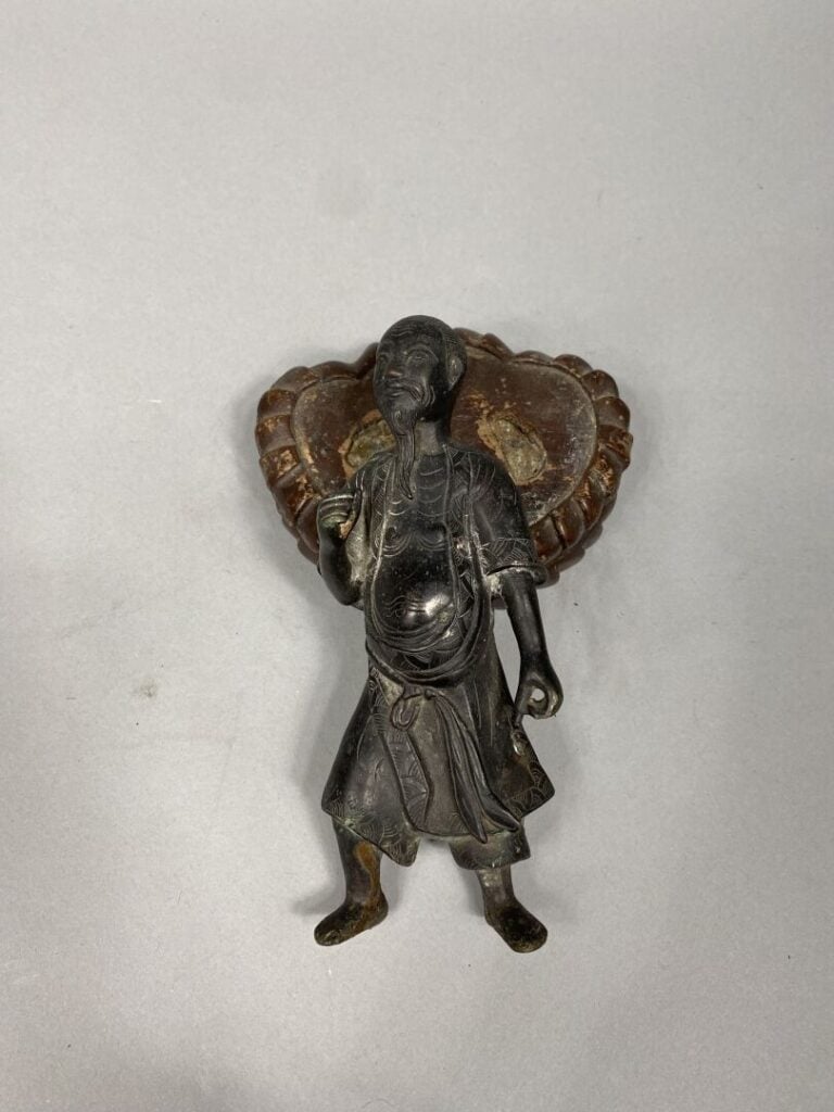 Japon - Sujet en alliage représentant un homme debout, socle en bois sculpté -…