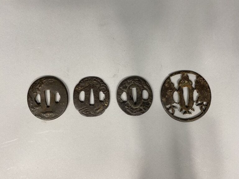 Japon, XIXe siècle - Ensemble de 4 Tsubas en bronze à décor gravé dont deux por…