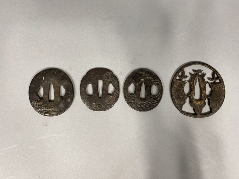 Japon, XIXe siècle - Ensemble de 4 Tsubas en bronze à décor gravé dont deux por…