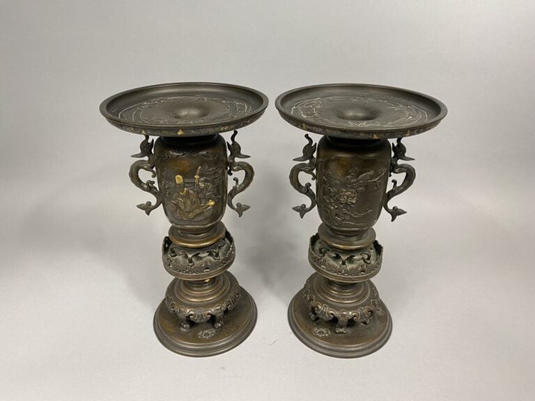 Japon, XIXe - Suite de deux vases Usubata en bronze reposant sur large base cir…