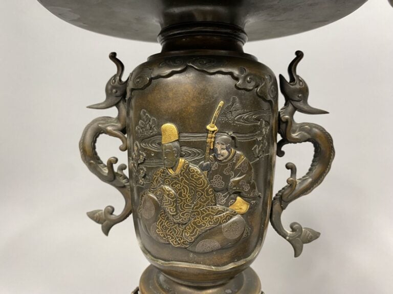 Japon, XIXe - Suite de deux vases Usubata en bronze reposant sur large base cir…