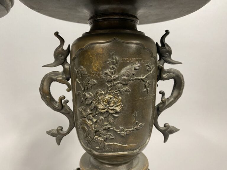 Japon, XIXe - Suite de deux vases Usubata en bronze reposant sur large base cir…