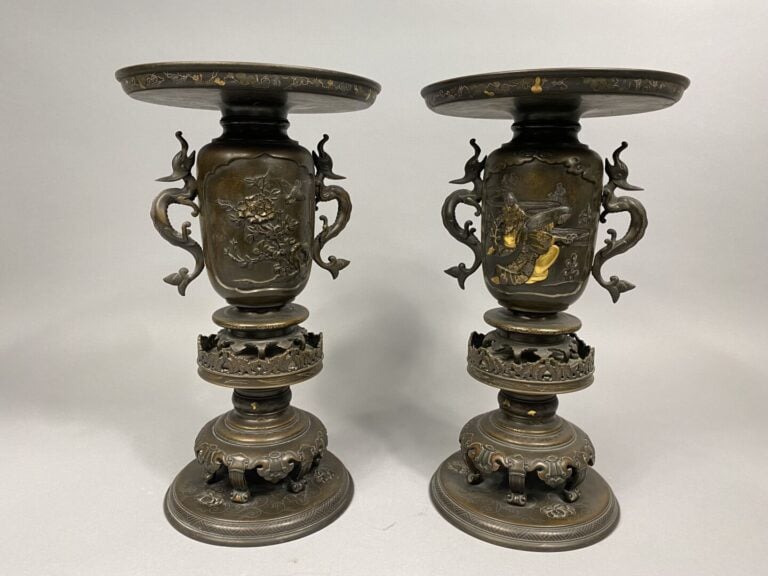 Japon, XIXe - Suite de deux vases Usubata en bronze reposant sur large base cir…